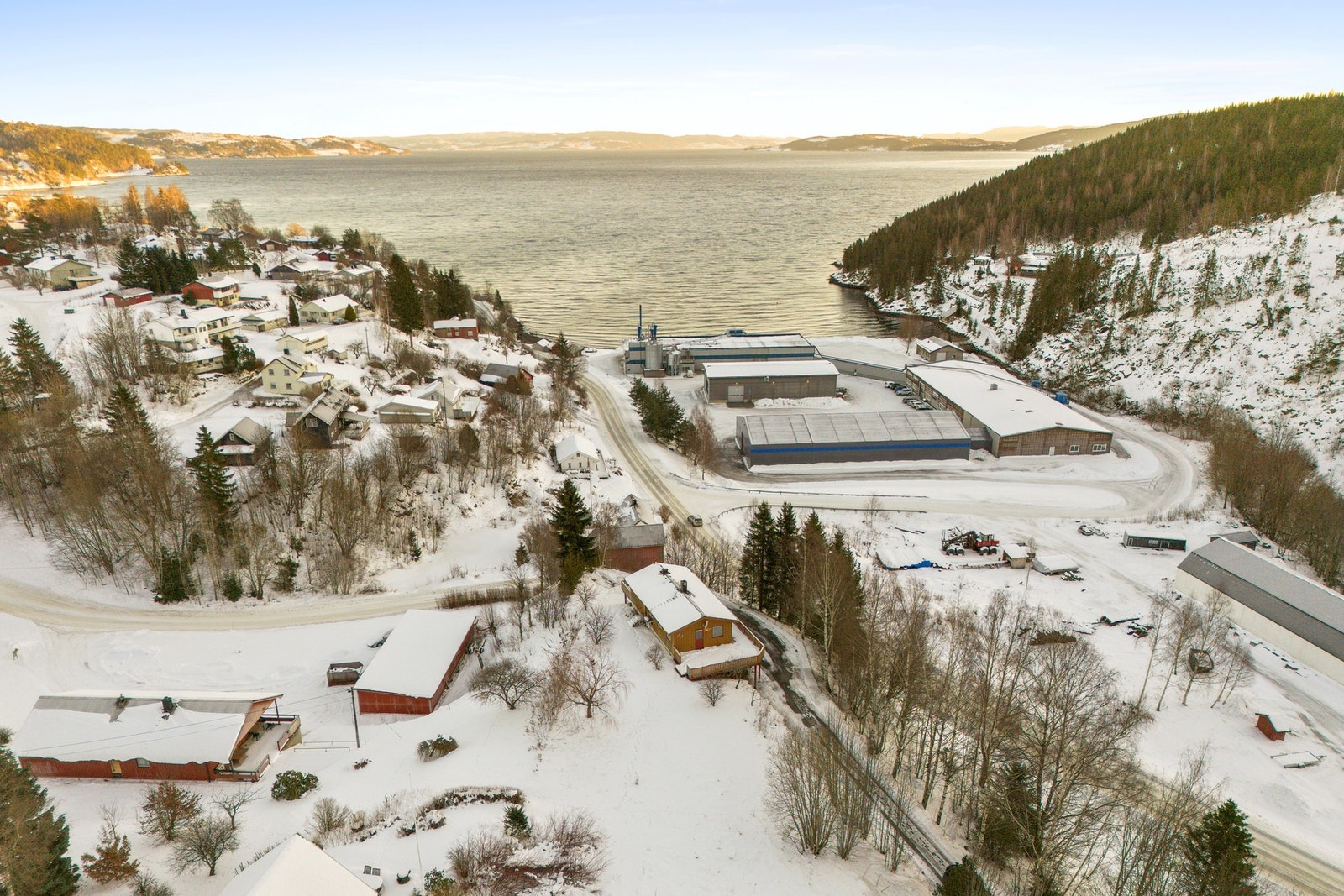 Eiendommen ligger skjermet på en høyde med fin sjøutsikt og solrik tomt på 7,5 mål. Galleribilde