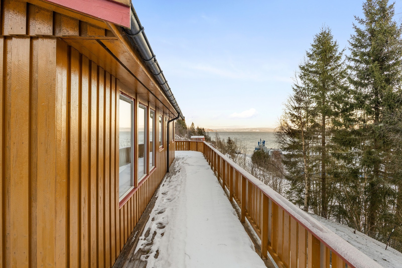 Terrassen går rundt tre av husets sider Galleribilde