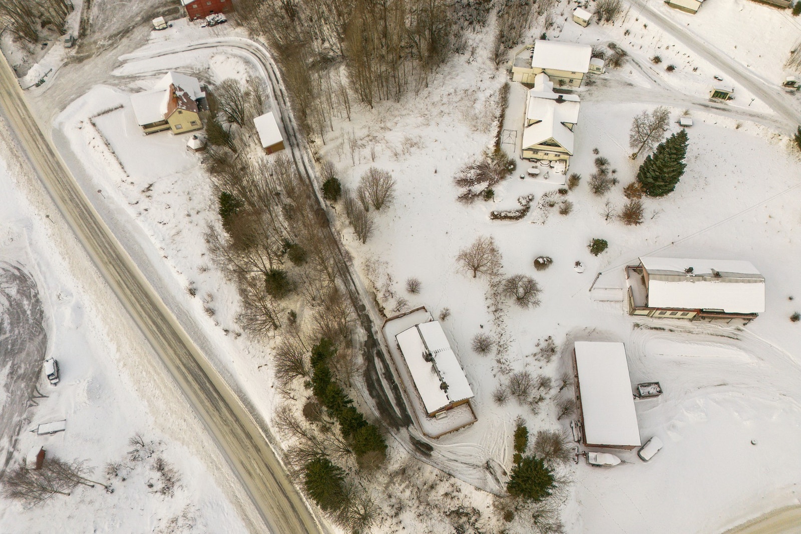Tomten måler ca 7,5 mål. Her har man godt med boltreplass for liten og stor! Galleribilde