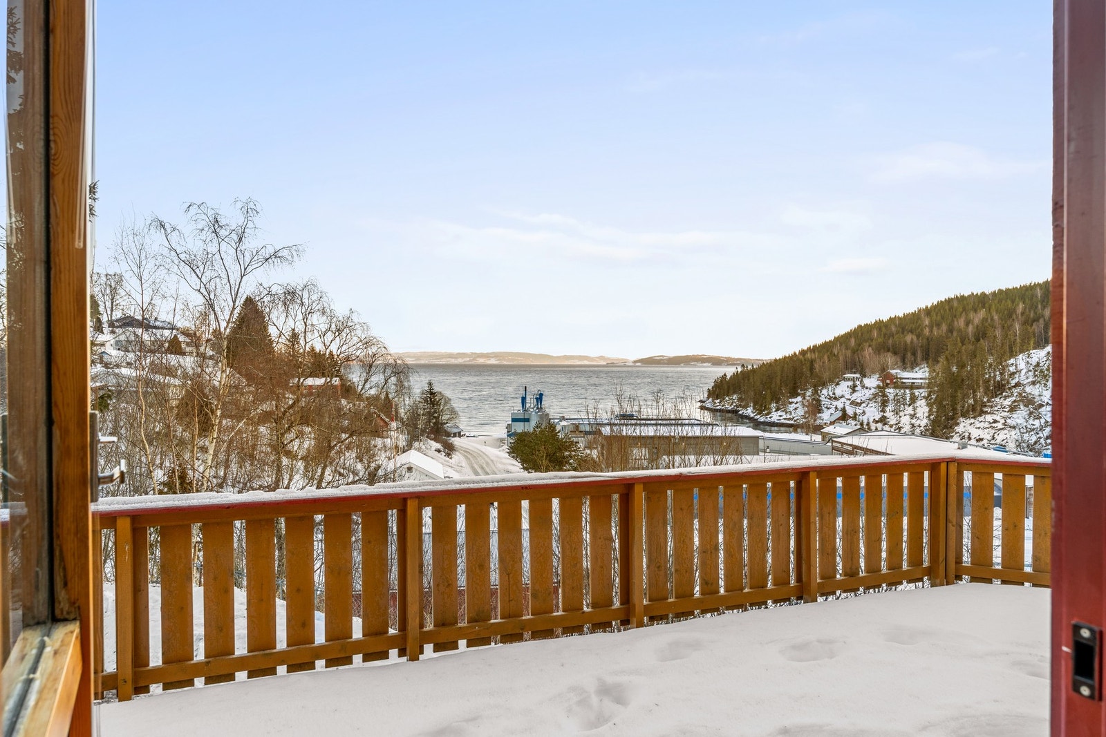Fra terrassen kan man nyte vakker utsikt til sjøen Galleribilde