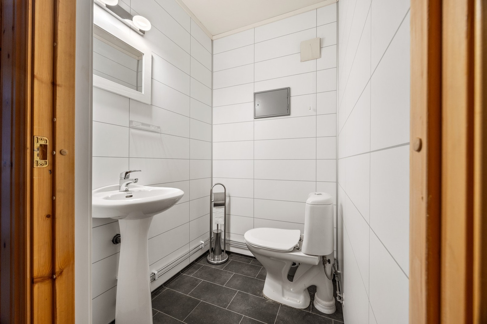 WC - 2 kvm. Utstyrt med toalett og servant. Galleribilde