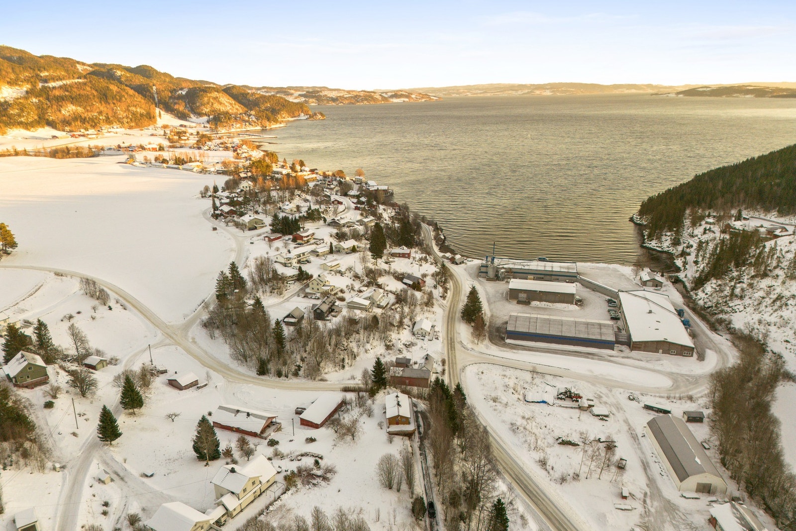 Det er 800 meter til Mosvik Brygge og den lokale dagligvaren. Galleribilde