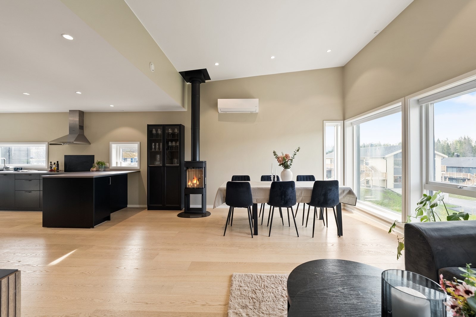 Det er montert peisovn som sørger for effektiv oppvarming på kjøligere dager. Galleribilde