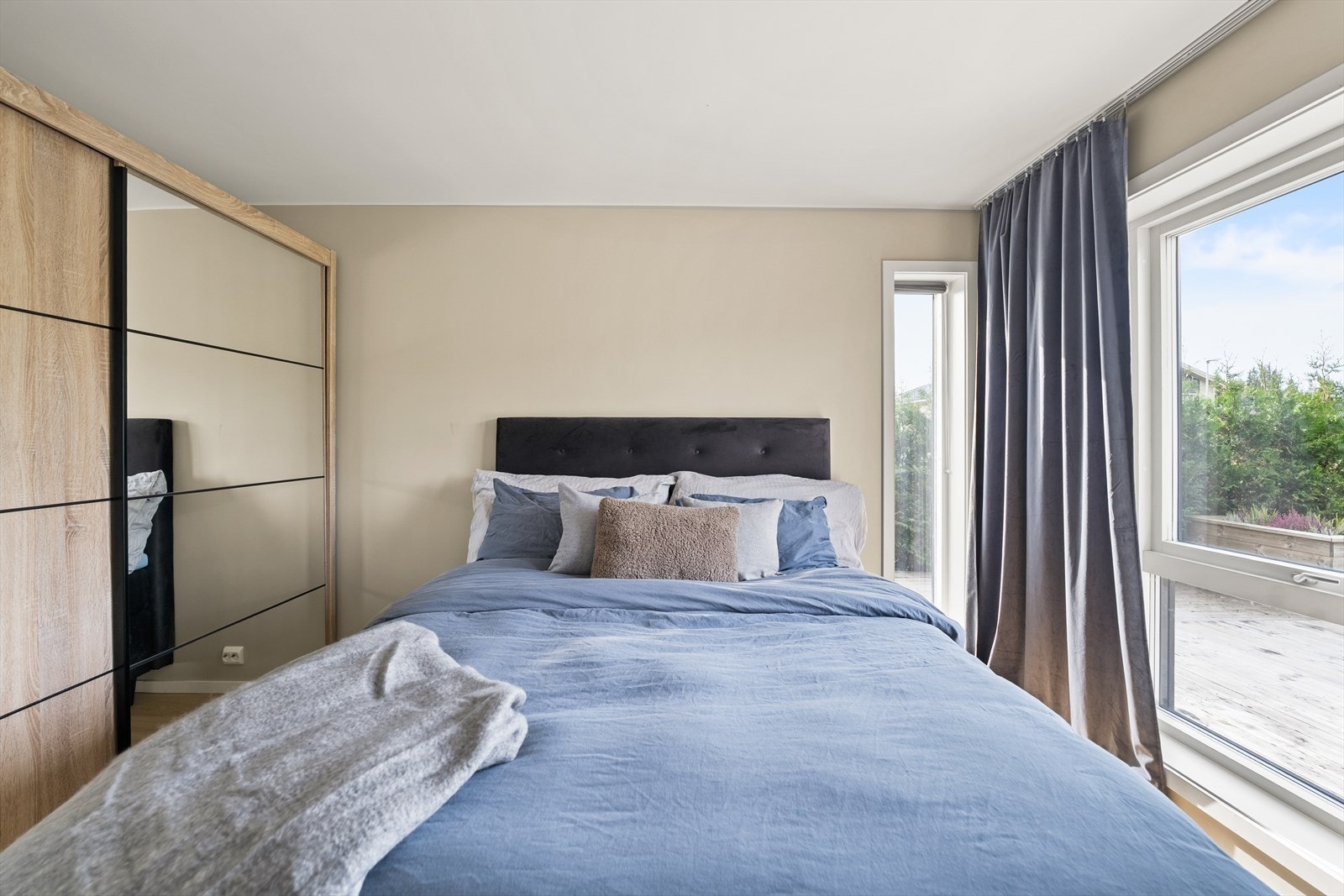 Hovedsoverommet har god plass til dobbeltseng, og det er utgang til markterrassen. Galleribilde