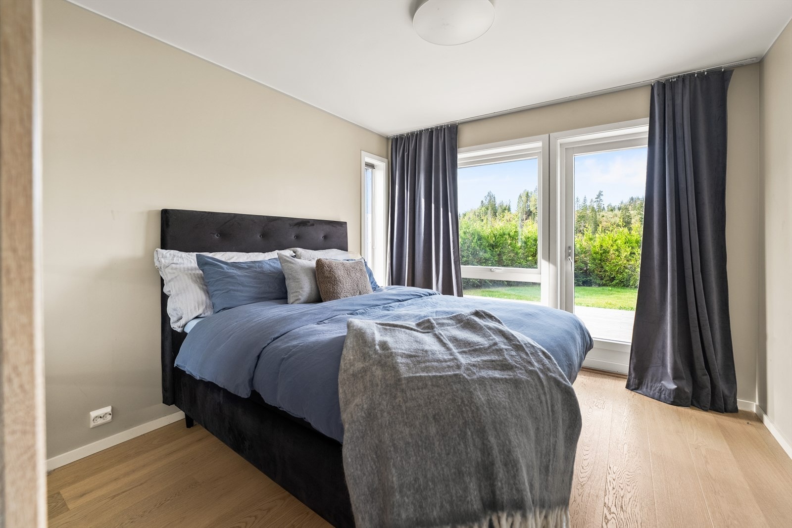 Bolligen har tre soverom av god størrelse. Alle soverommene har god plass til seng, nattbord og tilhørende møblement. Galleribilde