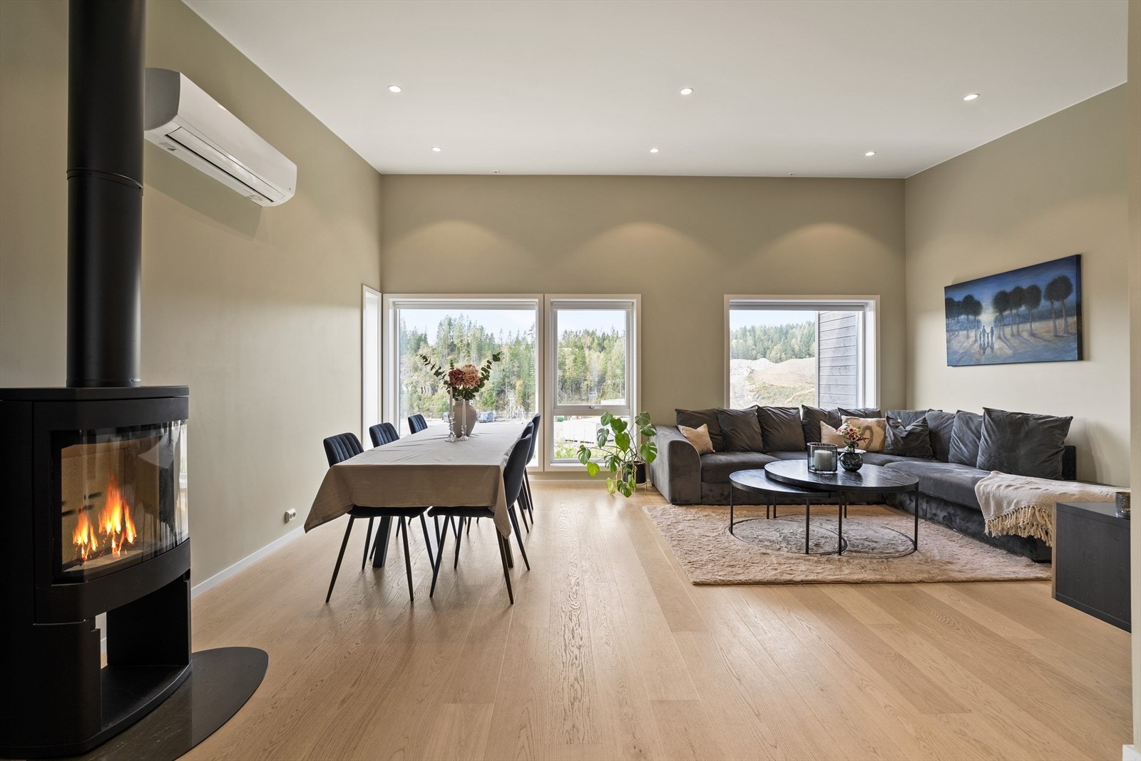 Romslig stue med store vindusflater slipper inn rikelig med naturlig lys, noe som gir rommet luftig preg. Galleribilde