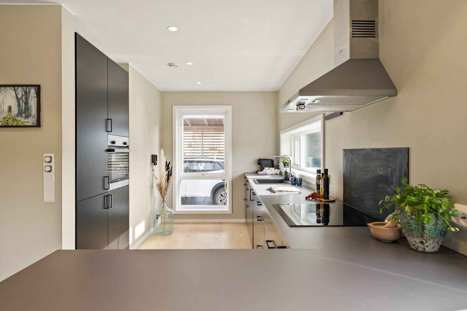 Kjøkkenet har en øyløsning med god arbeidsflate. Videre har kjøkkenet integrerte hvitevarer som kjøleskap med frysedel, oppvaskmaskin, komfyr i høyskap samt nedfelt induksjonstopp. Det er montert komfyrvakt. Galleribilde