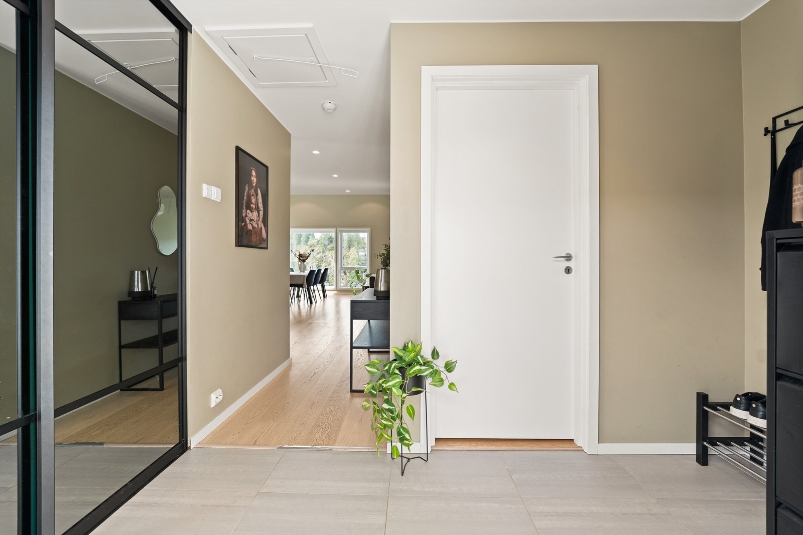 Velkommen inn! En lys og innbydende entré gir et godt førsteinntrykk av boligen. Entreen er innredet med praktisk skyvedørsgarderobe med speilfronter. Galleribilde