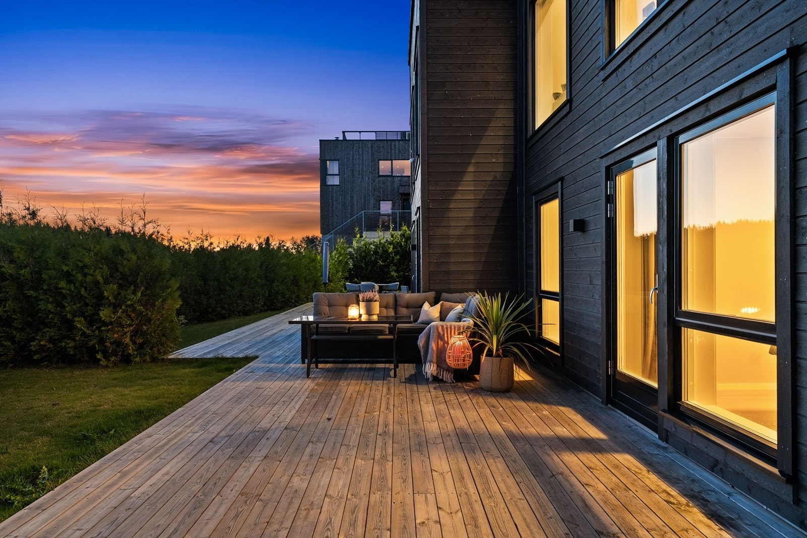 Hyggelig markterrasse på ca. 85 kvm. Dette er en bolig med funkispreg og solrikt uteareal. Galleribilde