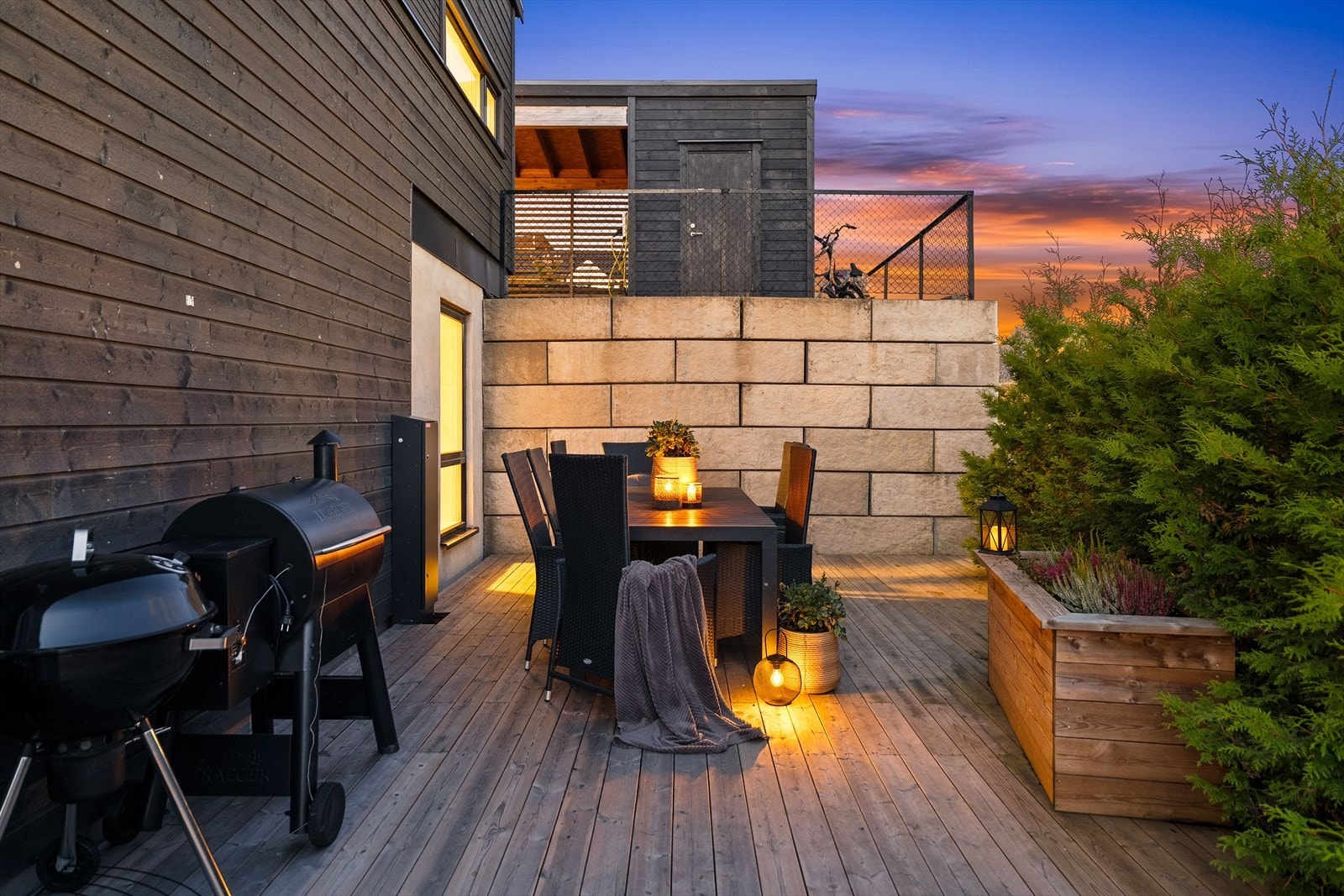 Her har man god plass til utemøbler, grill og beplantning. Galleribilde