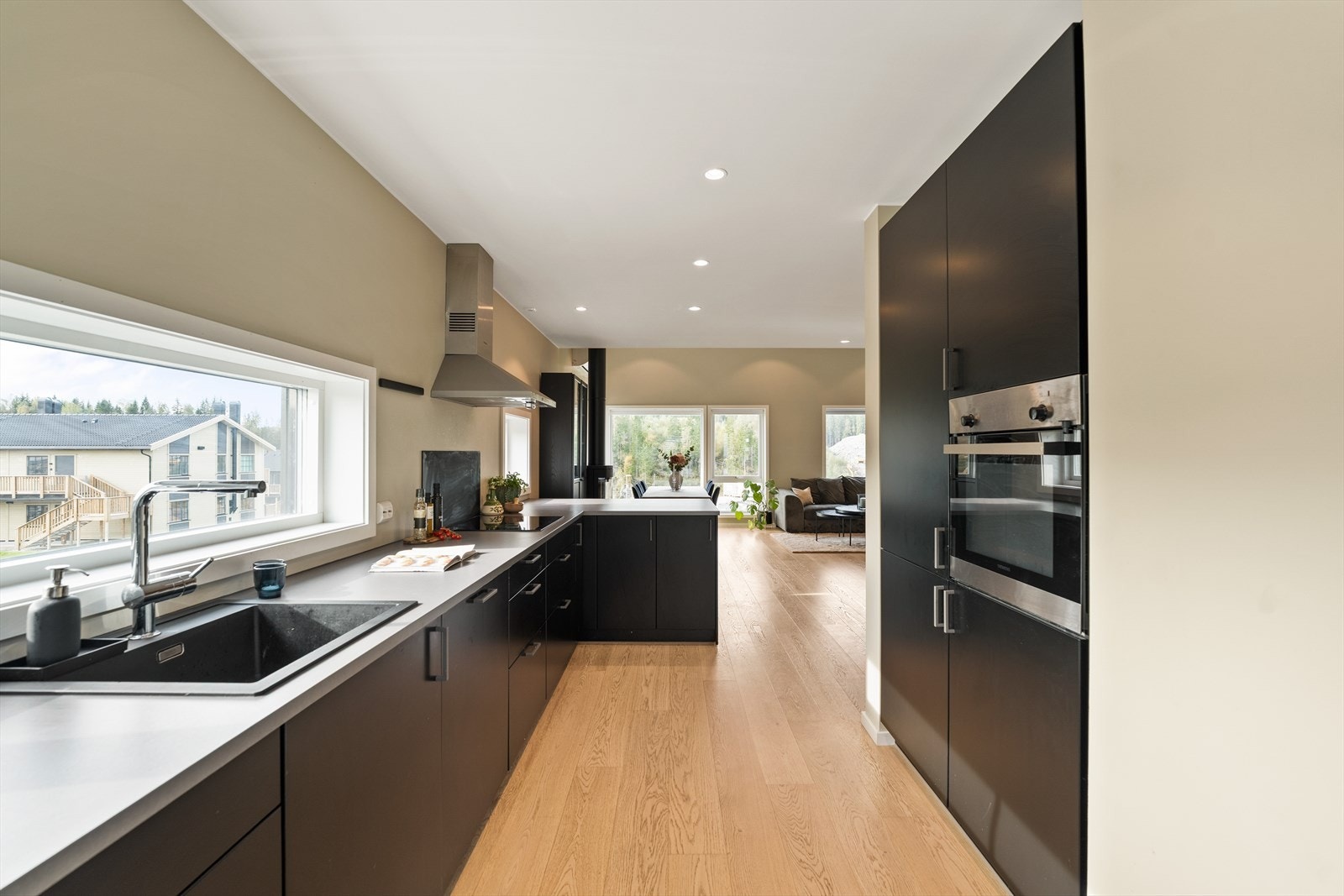 Innredningen har et stilrent og moderne design, og tilbyr godt med skap- og benkeplass. Galleribilde