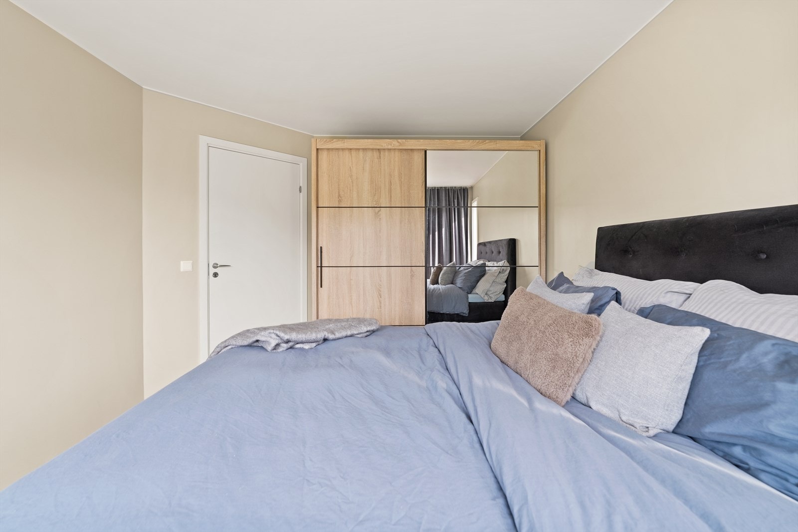 Rommet er innredet med praktisk skyvedørsgarderobe som tilbyr godt med oppbevaringsplass. Galleribilde