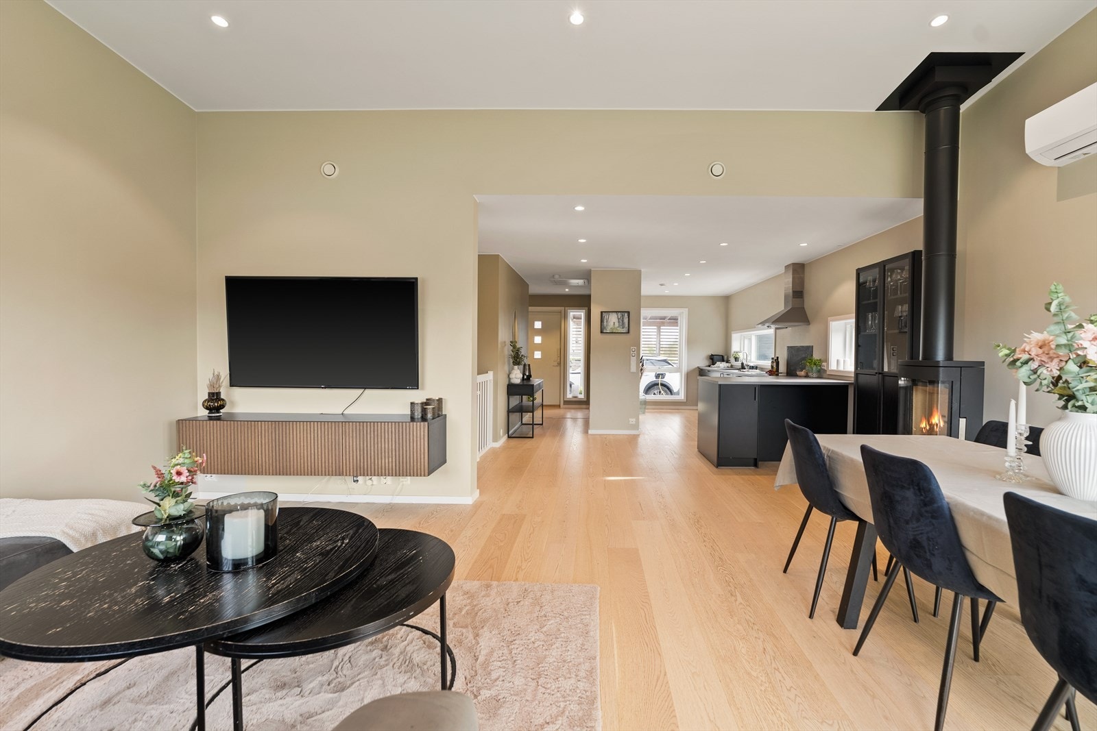 Luftig stue med god plass til både sofa- og spisegruppe. Galleribilde