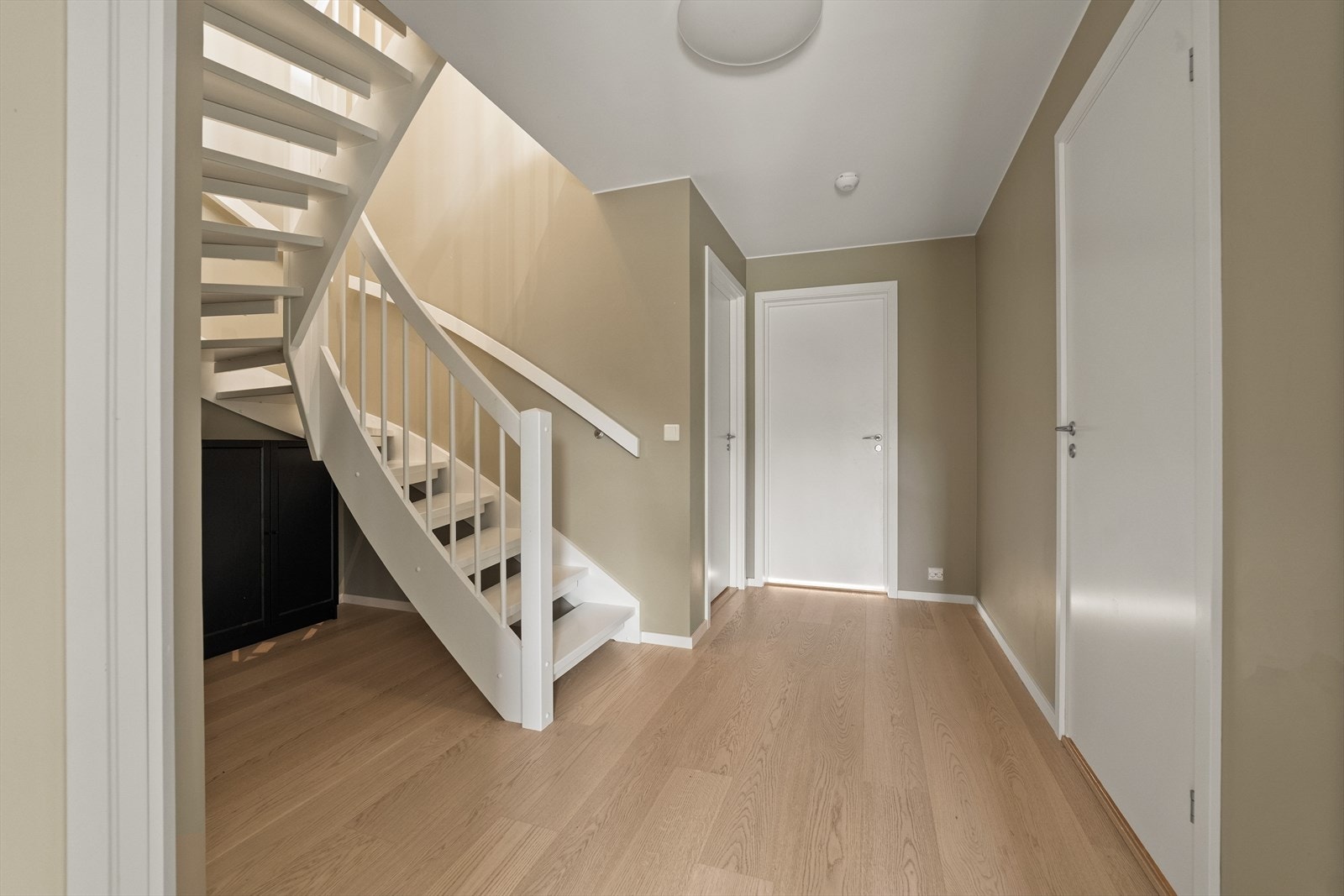 Gang i underetasje. Galleribilde