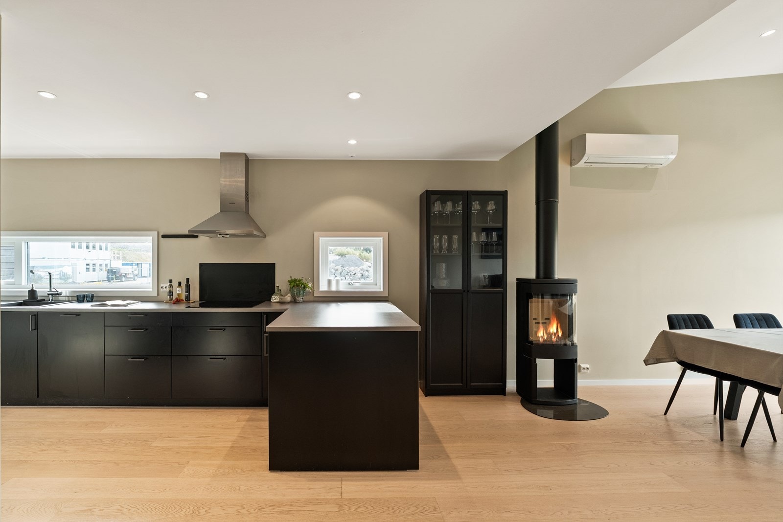 Kjøkkenet ligger i en åpen og sosial løsning mot stuen, noe som bidrar til et svært sosialt oppholdsrom. Galleribilde