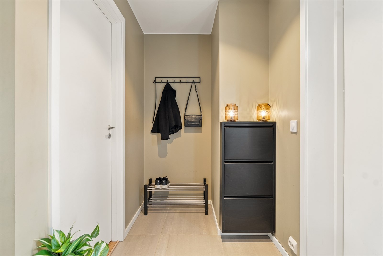 Praktisk plass til oppbevaring av sko og klær. Galleribilde