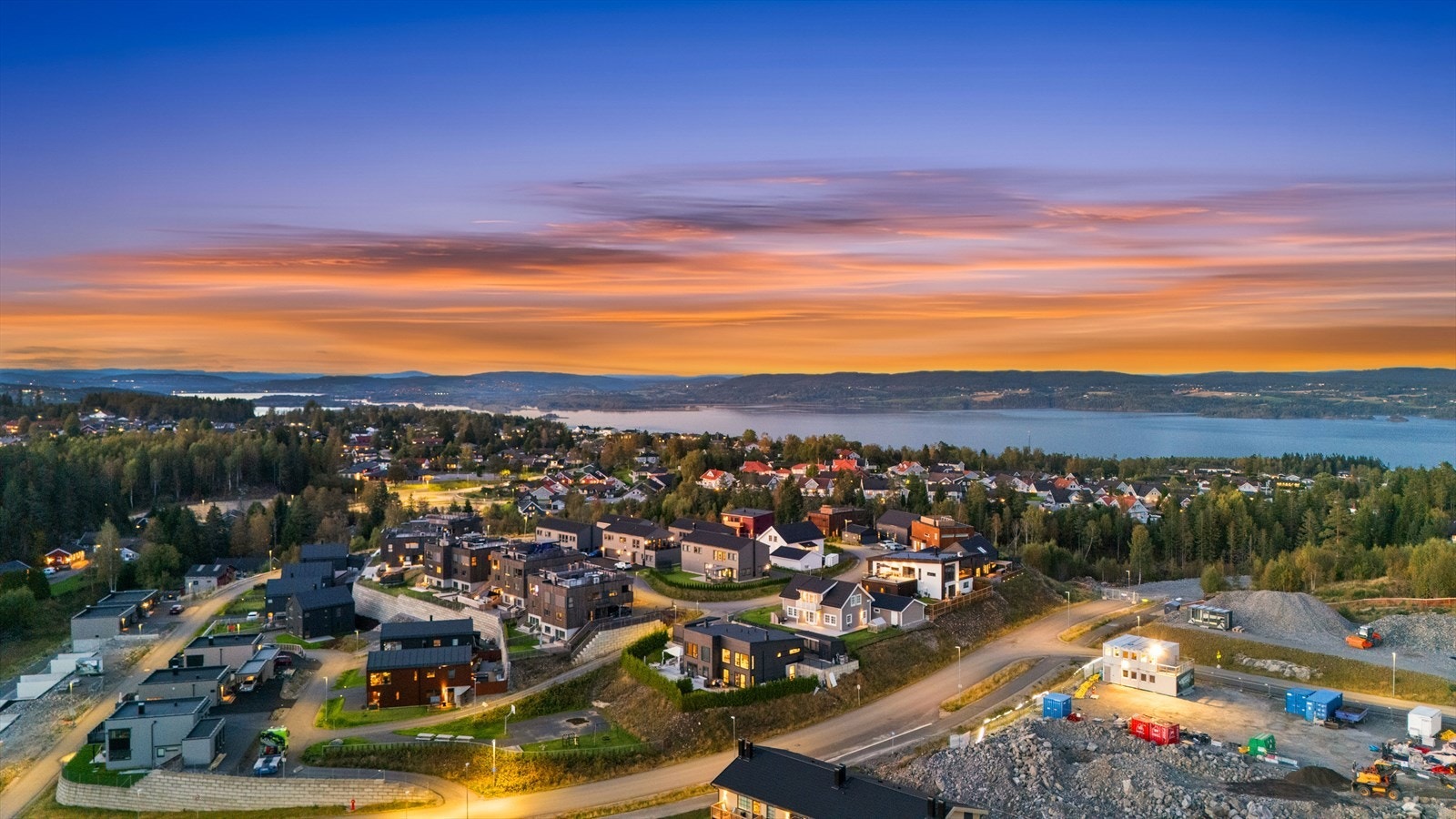 Boligen ligger i et nytt boligfelt i et barnevennlig område på Flateby i Enebakk. Galleribilde