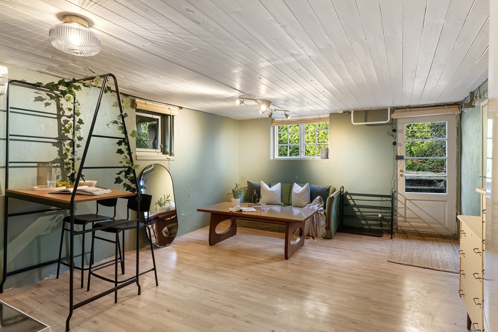 Kjeller med egen inngang, innredet stue, soverom, bad og bod (ikke byggemeldt) Galleribilde