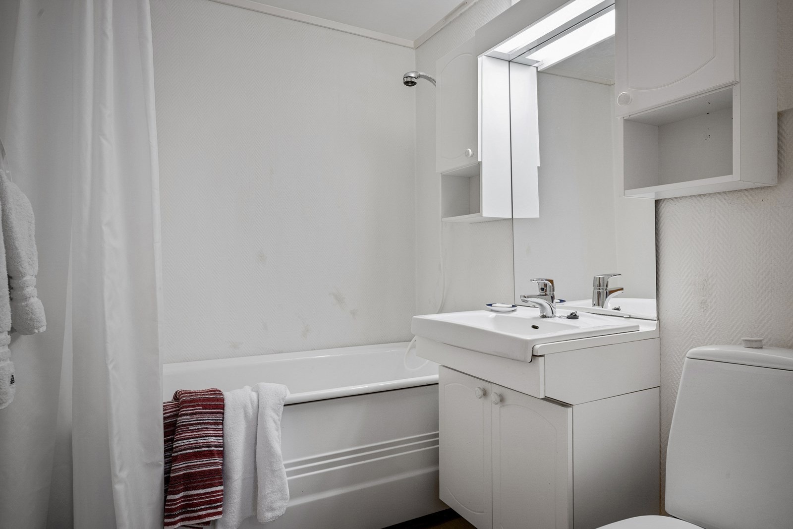 Eldre bad. Borettslaget har de senere år renovert både fasade, vinduer, heis, drenering og rør i bygget. Galleribilde