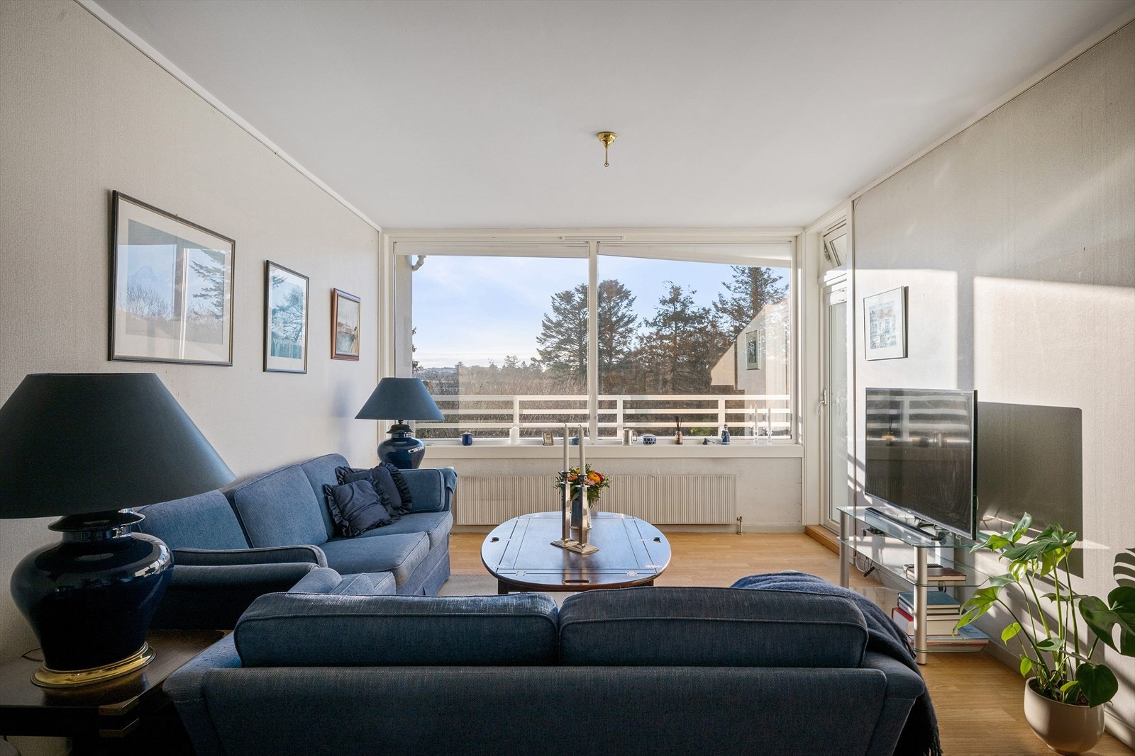 I stuen er det plass til to soner møblering og store seksjoner. En lys og trivelig stue med fantastisk utsikt over Sandvedparken skaper en flott bokvalitet. Utgang til balkong med mye sol. Galleribilde