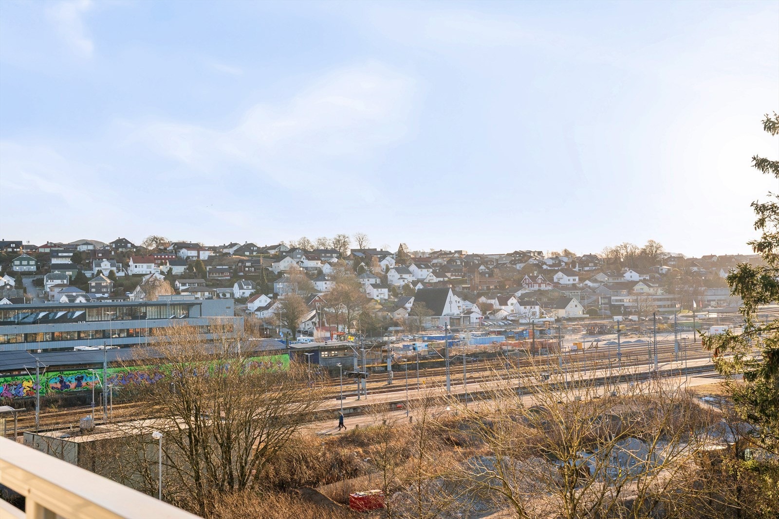 Luftig og solrikt. Umiddelbar tilgang til sentrum, samt tur og tog om du skal pendle til jobb. Galleribilde