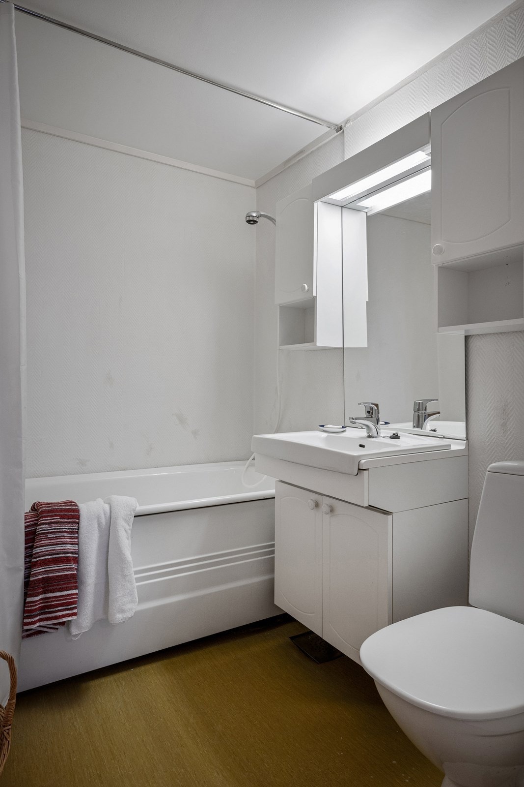 Eldre bad med tett badekar. Borettslaget har de senere år renovert både fasade, vinduer, heis, drenering og rør i bygget. Galleribilde