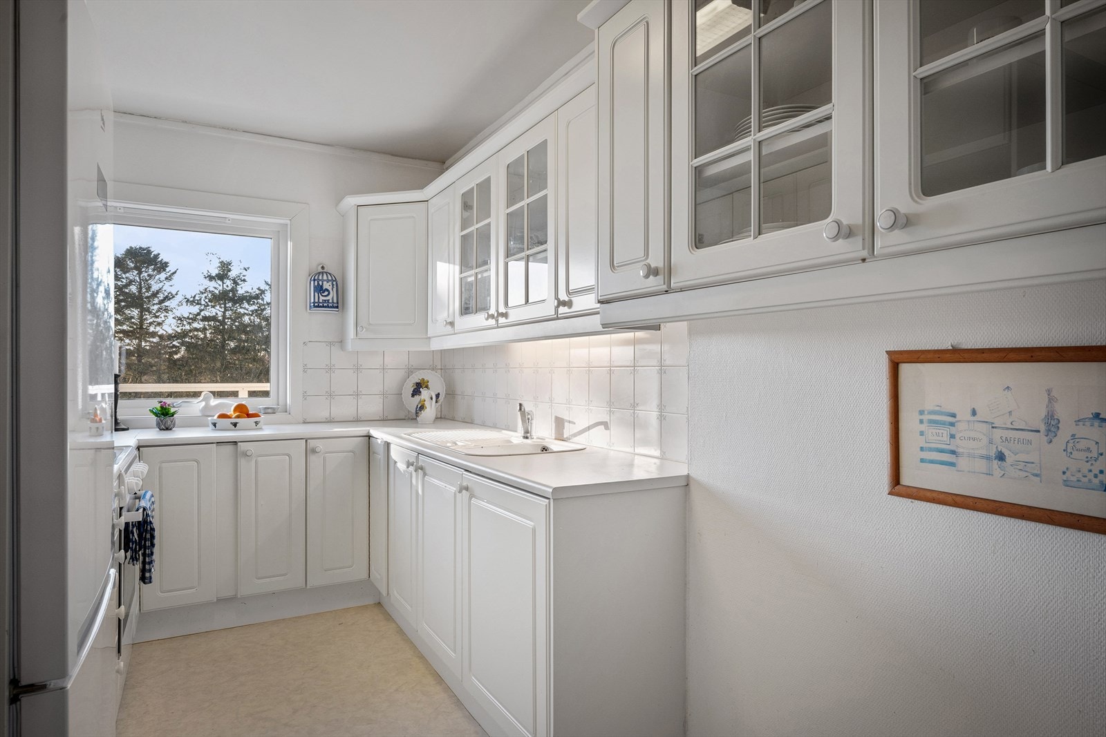 Et separat kjøkken med plass til frokostbord. Utsikten nytes også av kokken. Et herlig kjøkken å jobbe på. Galleribilde