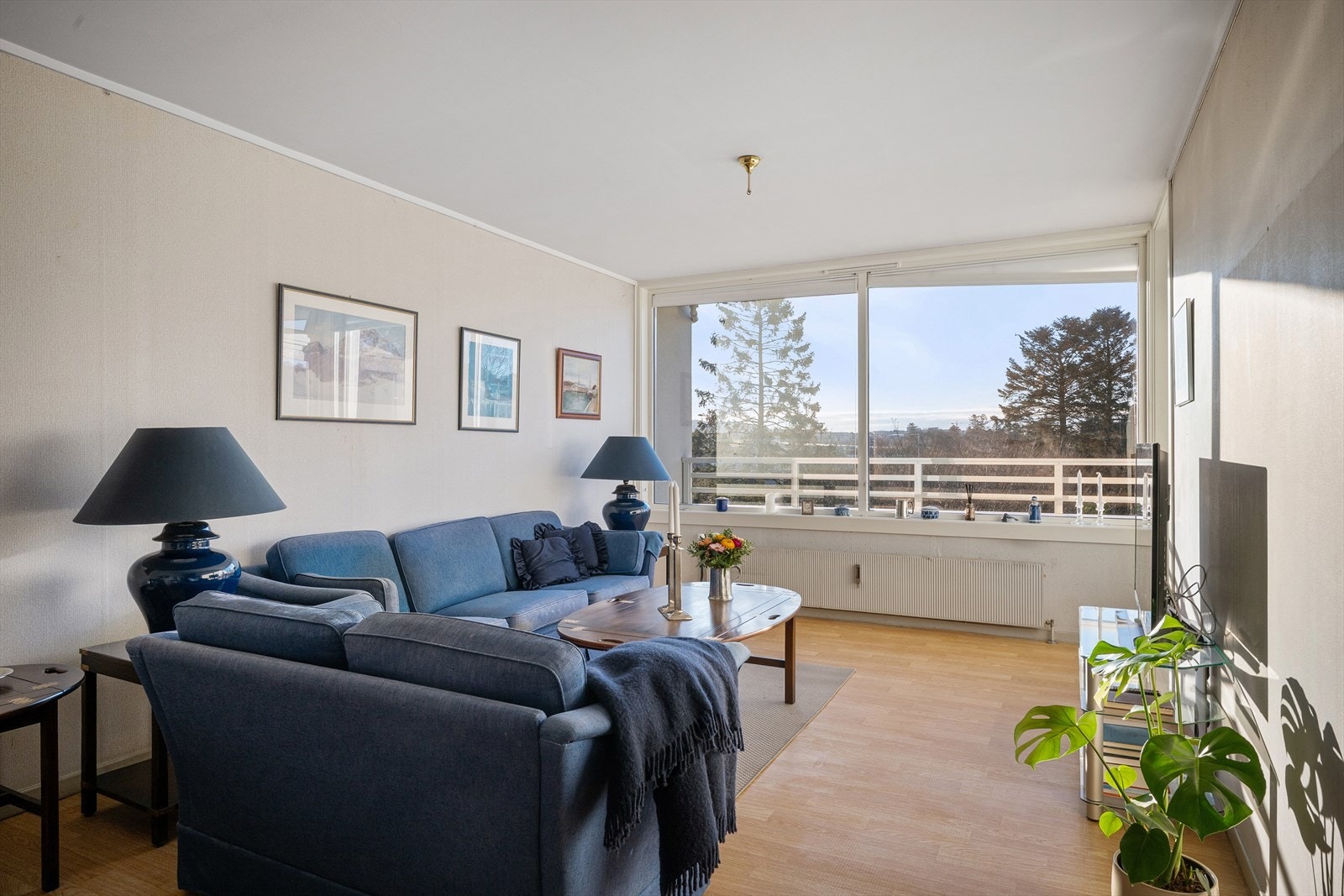 En lys og trivelig stue med fantastisk utsikt over Sandvedparken skaper en flott bokvalitet. Utgang til balkong med mye sol. Galleribilde