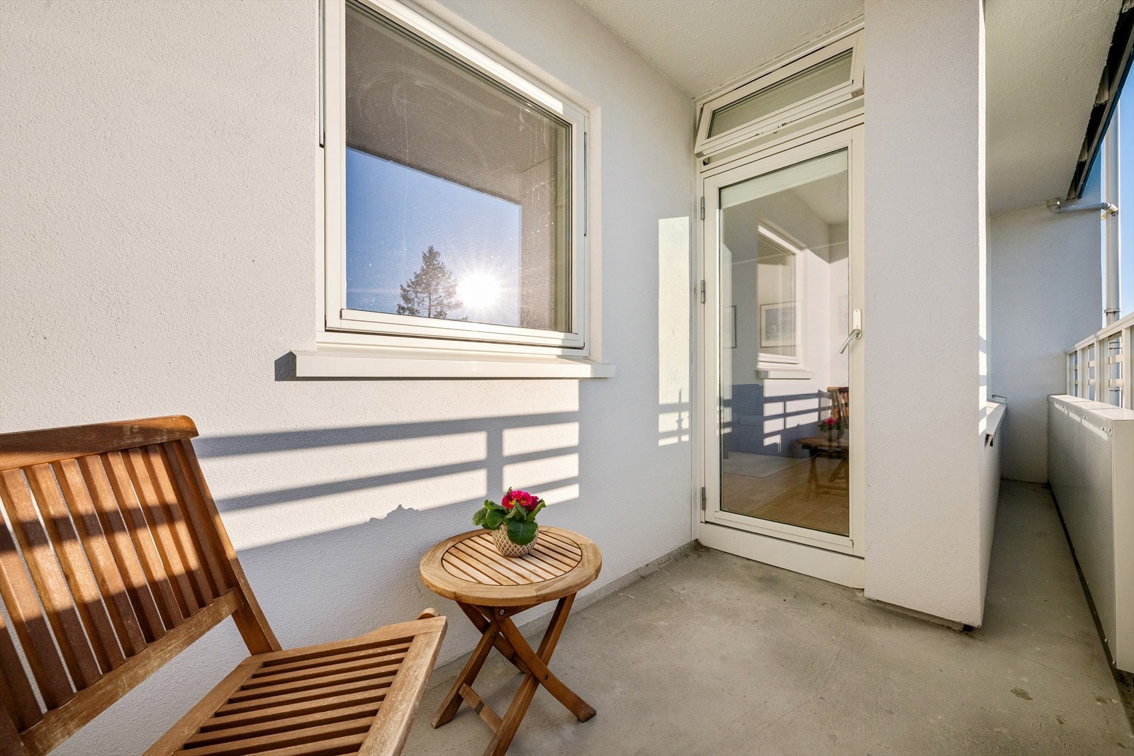 Balkong med utsikt og sol. Borettslaget har de senere år renovert både fasade, vinduer, heis, drenering og rør i bygget. Galleribilde