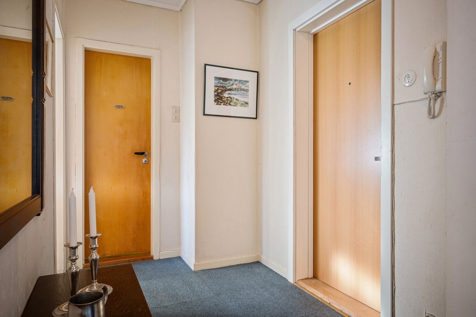 Entre er av god størrelse og gang med mye skapplass integrert. Galleribilde