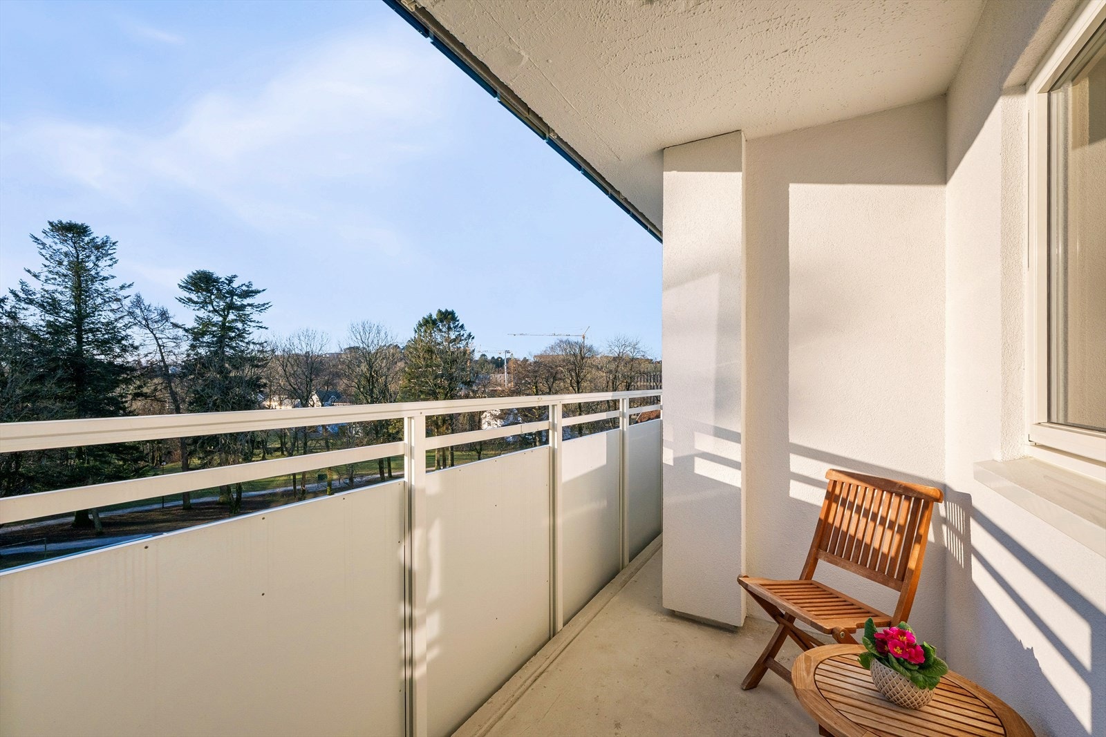 Dan Chruickshank presenterer: Bo i 3-roms som nabo med Sandvedparken. Utsikt, luftig og ny miljøgate m/togstasjon. Renoveringsbehov. Galleribilde