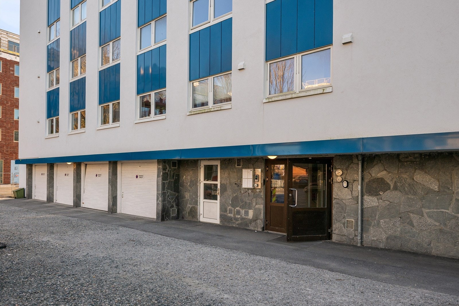 Inngangsparti og snart ferdigstilt miljøgate. Et koselig og godt bomiljø trukket tilbake i ytterkant av sentrum med parken som nabo. Galleribilde