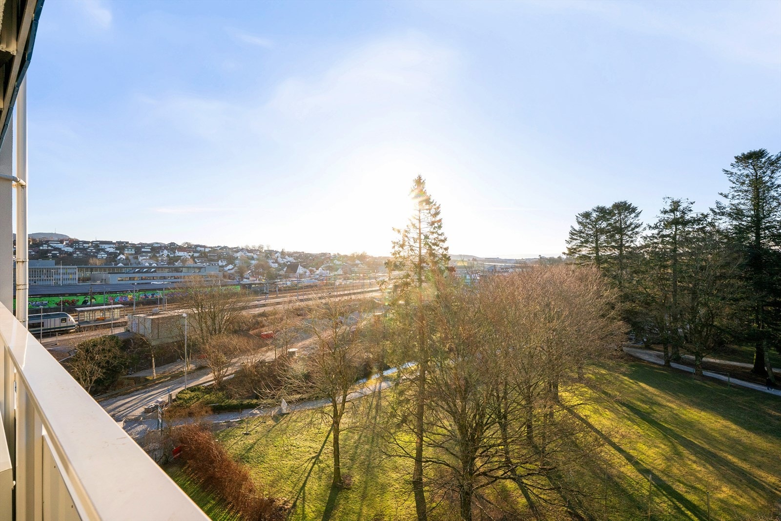 Dan Chruickshank presenterer: Bo i 3-roms som nabo med Sandvedparken. Utsikt, luftig og ny miljøgate m/togstasjon. Renoveringsbehov. Galleribilde