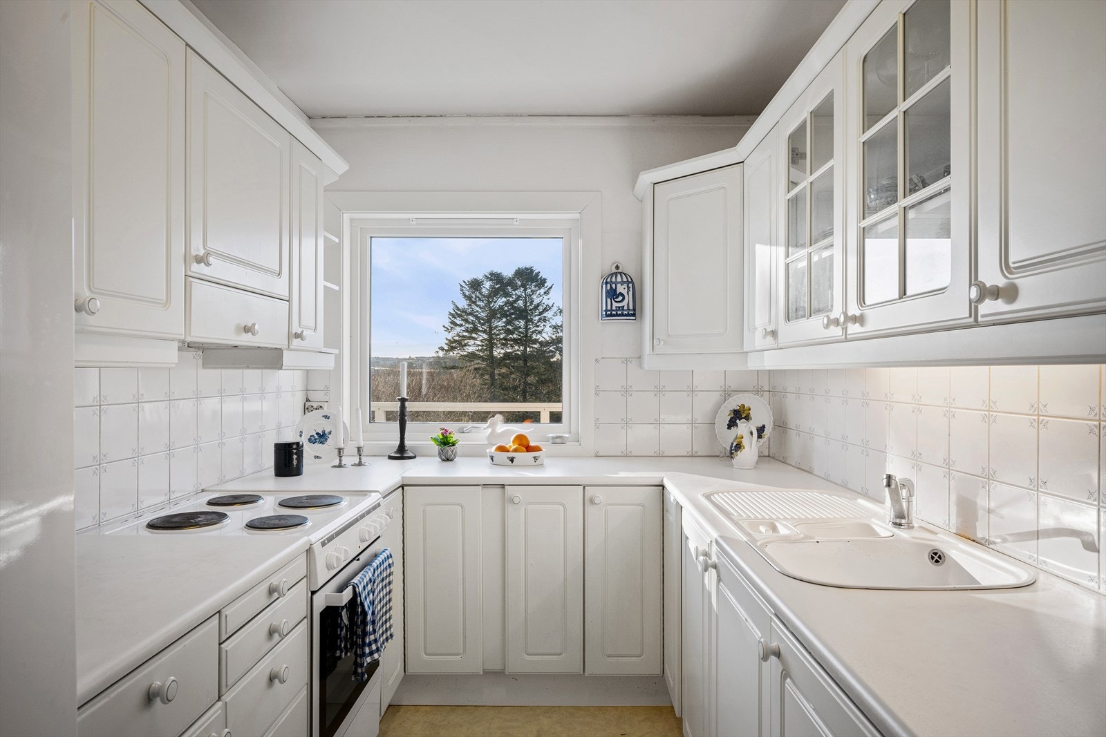 Rikelig med skapplass og arbeidsbenk. Separat fra stue. Utsikt og fint lys. Galleribilde