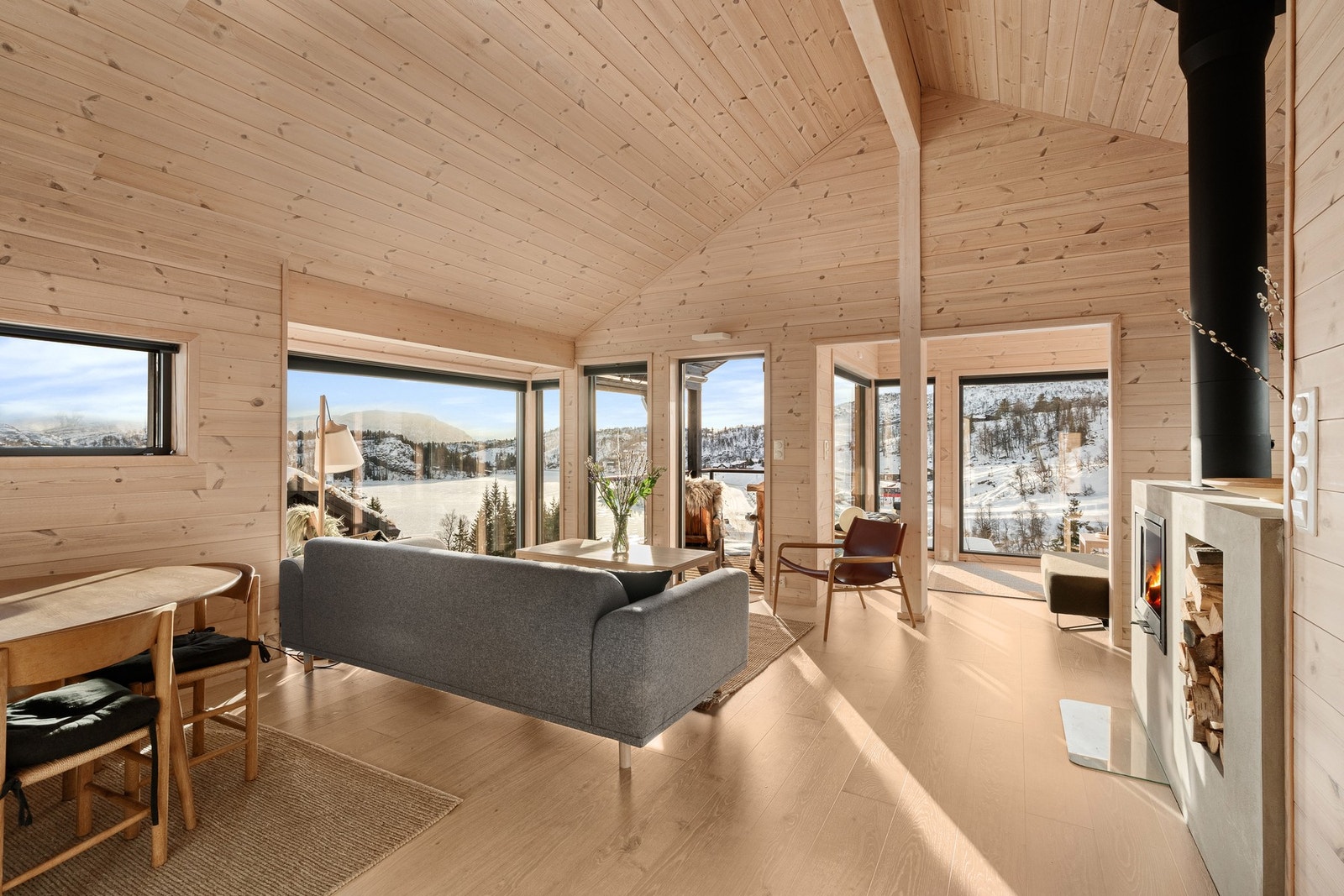 Gjennomgående er lekker enstavs parkett på gulv. Galleribilde