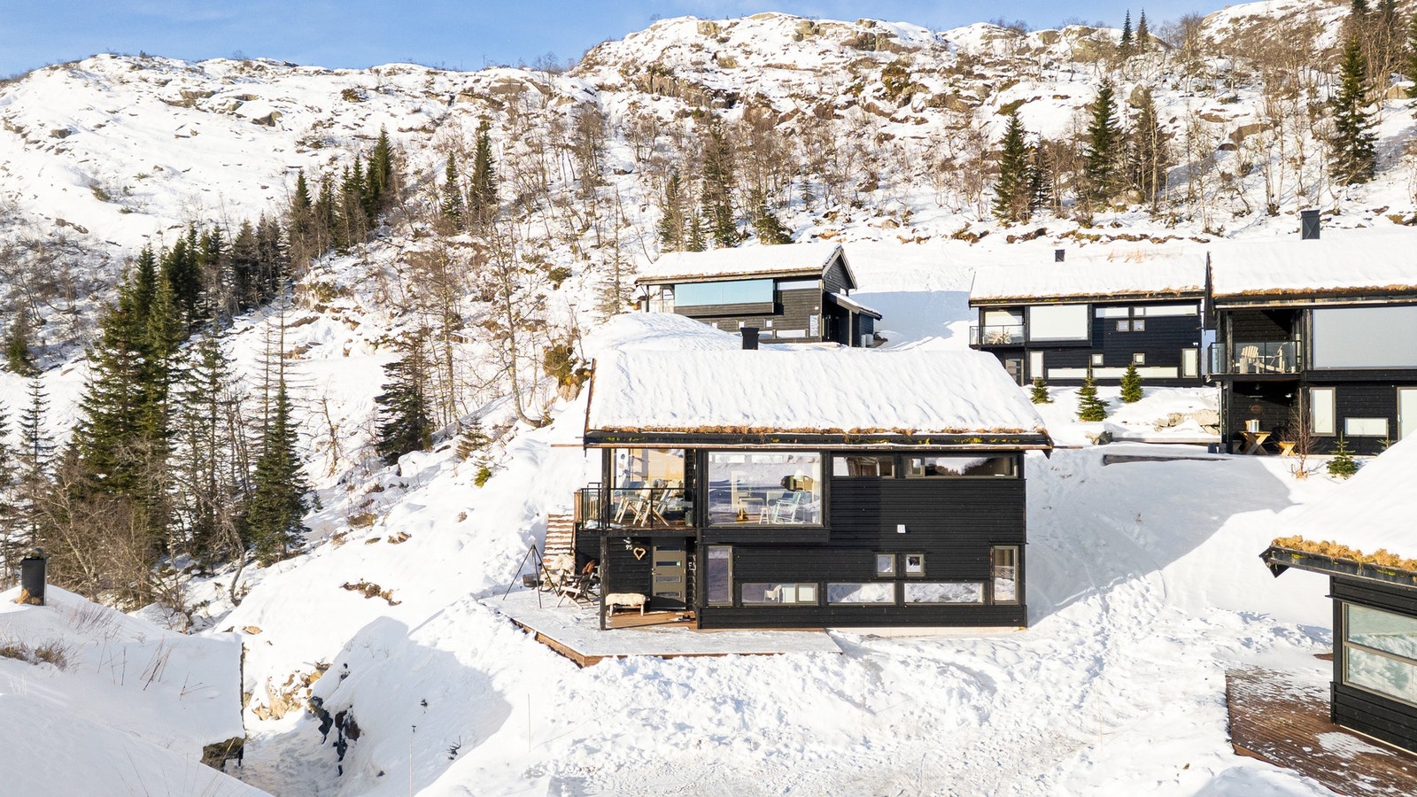 Beliggenheten til hytta gir i praksis "ski in/ski out" til skitrekket på Tjørhomfjellet. Galleribilde