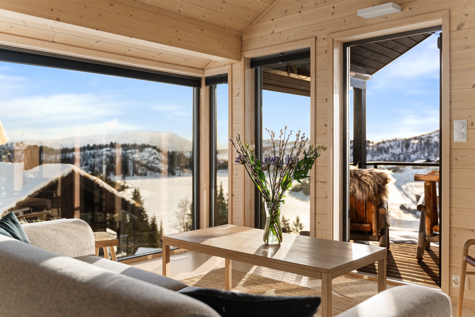 Stuen er romslig med flott utsikt. Galleribilde