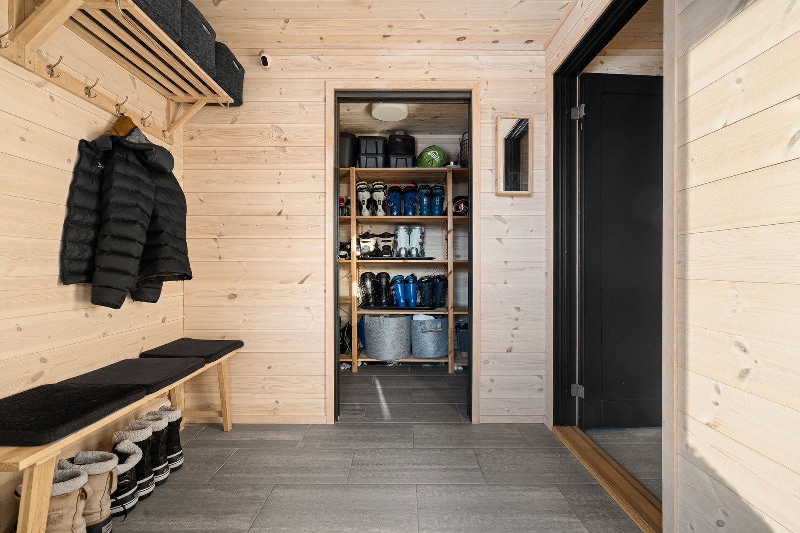 Entré med videre adkomst til bod. Galleribilde