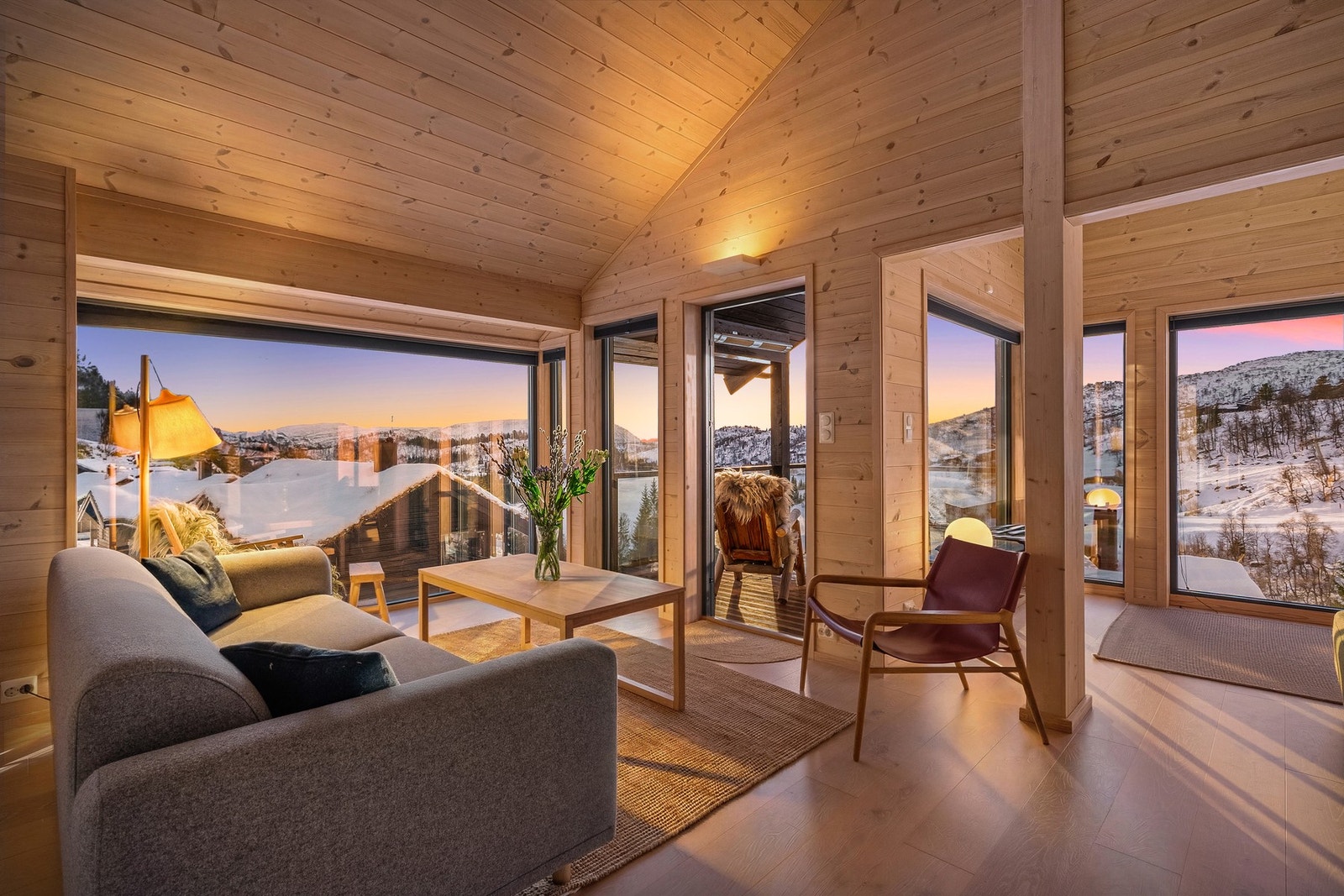 De store vindusflatene og den gode takhøyden i stua gir hytta mye naturlig lys. Galleribilde