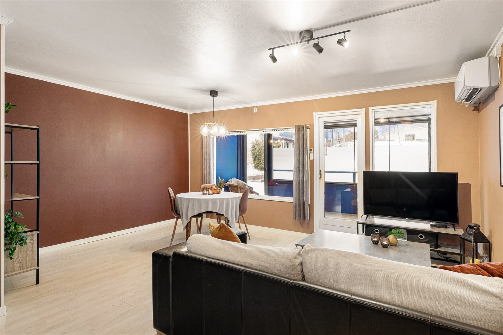 Effektiv varmepumpe sørger for jevn, behagelig temperatur og en rimelig oppvarmingsløsning gjennom hele året. Perfekt for både komfort og lavere strømforbruk. Galleribilde