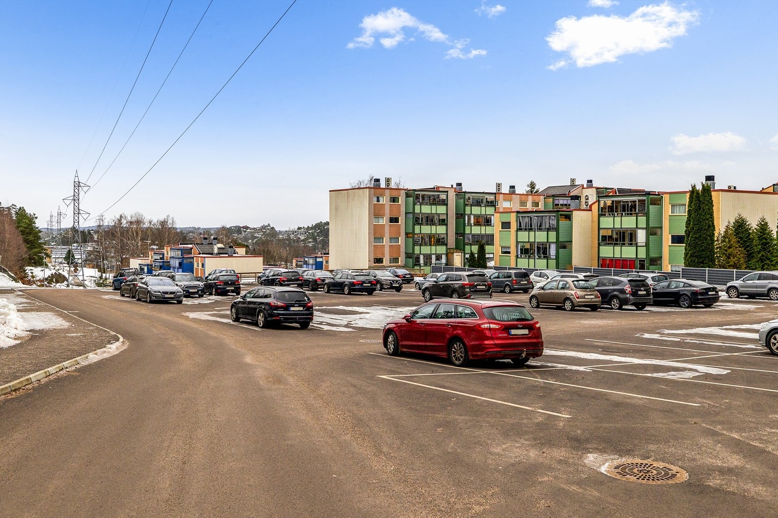 Borettslaget disponerer rikelig med parkeringsplasser, noe som gjør det enkelt for både beboere og besøkende å finne parkering. Galleribilde