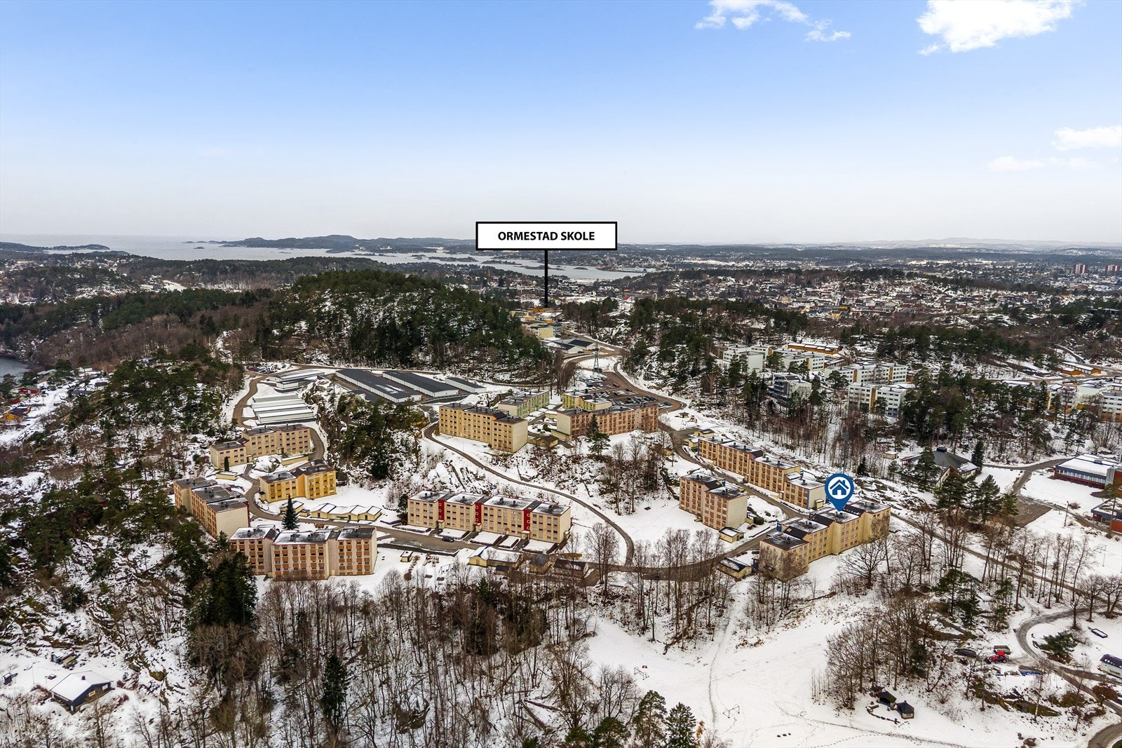 Kort gangavstand til Ormestad skole gjør området svært familievennlig. I tillegg ligger den helt nye Vesterøya skole kun ca. 2 km unna i sydvestlig retning - med planlagt åpning høsten 2026. Et trygt og praktisk nærområde for barnefamilier. Galleribilde