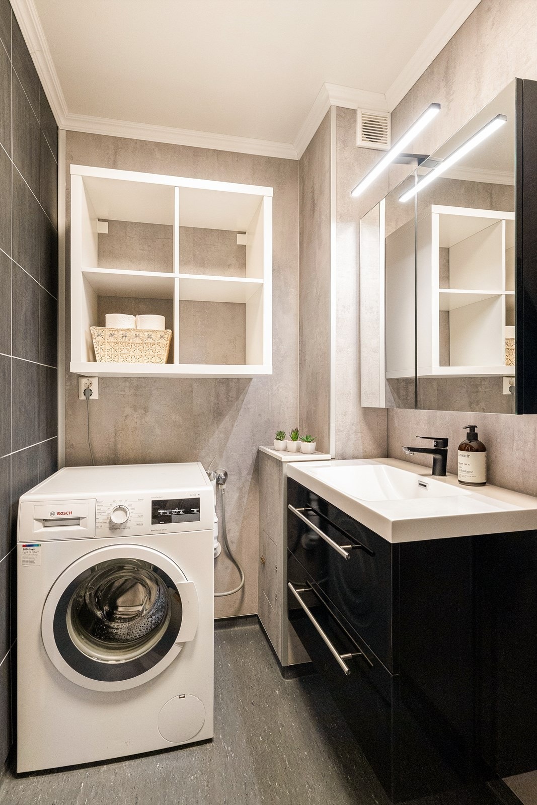 Praktisk opplegg for vaskemaskin gjør det enkelt å kombinere bad og vaskerom i samme rom. Galleribilde