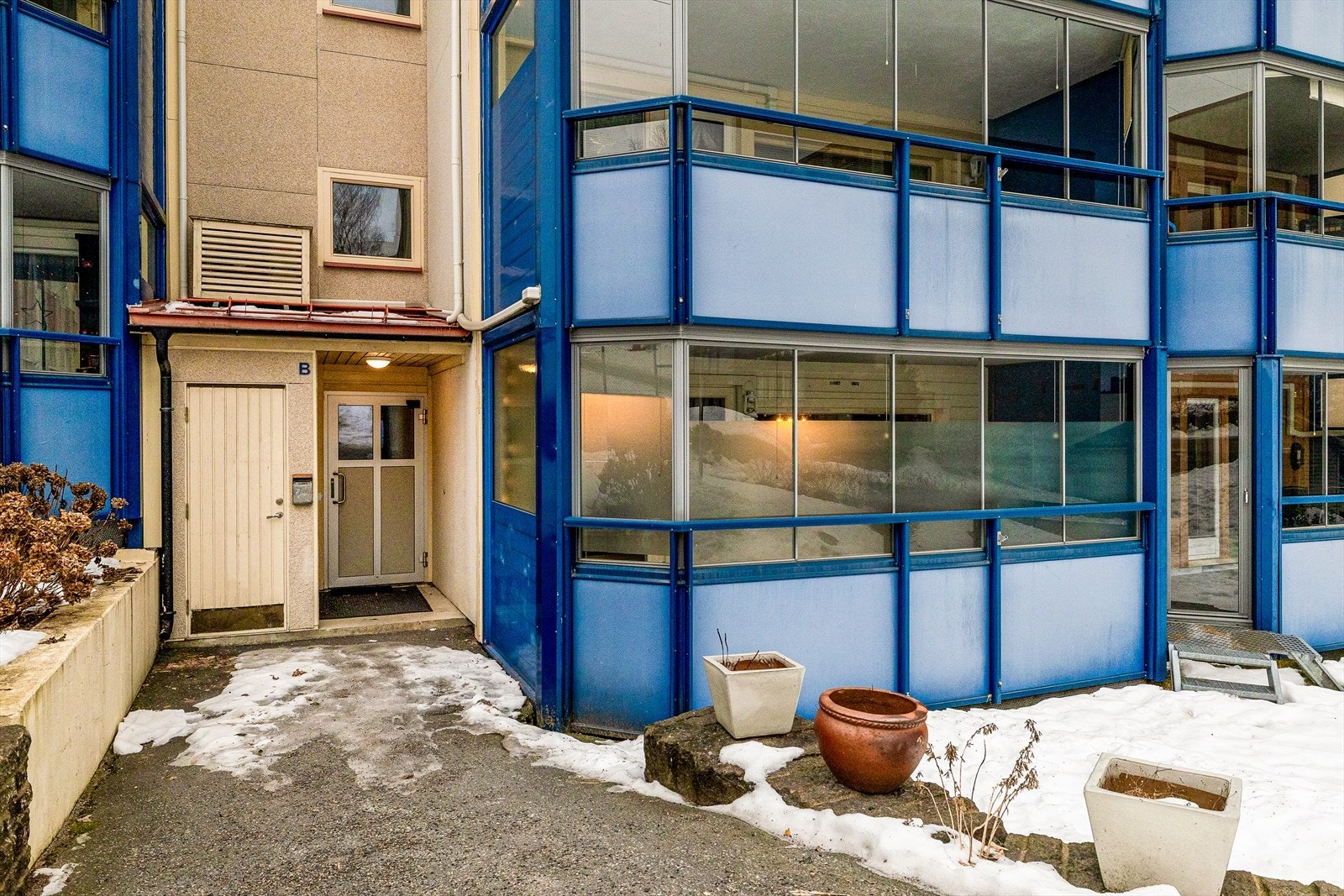 Stor og praktisk innglasset terrasse som fungerer som et ekstra oppholdsrom store deler av året. Her kan du nyte morgenkaffen i lune omgivelser, skape en hyggelig spiseplass eller innrede med komfortable loungemøbler - uansett værforhold. Galleribilde