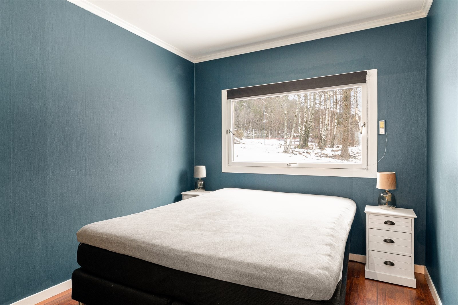 Soverommet er malt i friske og behagelige farger som skaper en varm og avslappende atmosfære. Et trivelig rom med god plass til både seng og garderobeløsning. Galleribilde