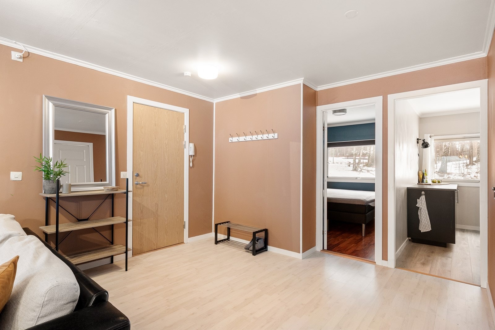 Lyst og hyggelig inngangsparti i åpen løsning mot stuen, som gir en romslig og innbydende følelse allerede når du kommer inn. Praktisk planløsning gjør det enkelt å møblere, og bidrar til en sømløs flyt mellom sonene. Galleribilde