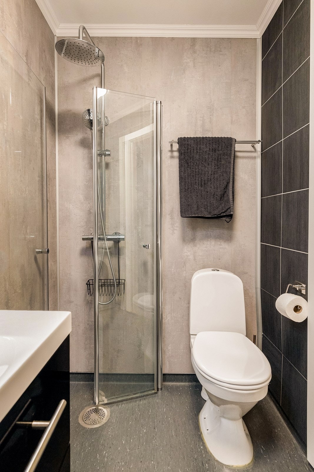 Badet er innredet med både WC og praktisk dusjnisje. Galleribilde