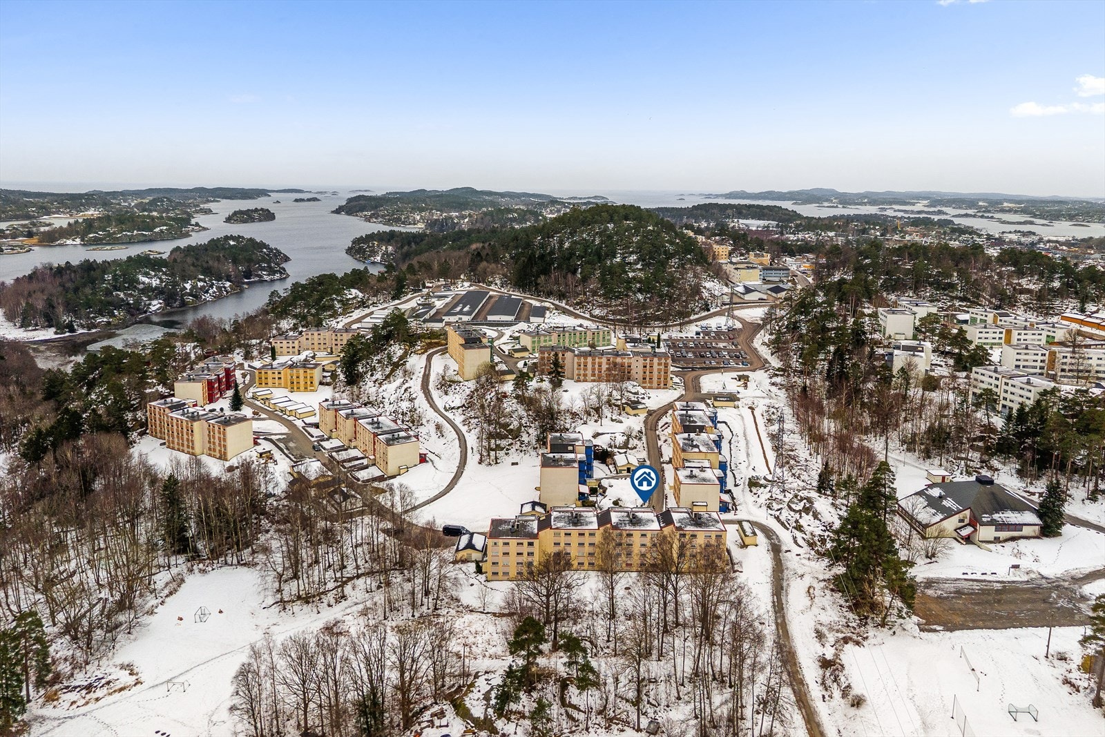 Svært sjønær beliggenhet med kort gangavstand til idylliske Djupsund. Her bor du nær flotte strender, svaberg og populære turområder utover Vesterøya - perfekt for deg som ønsker å kombinere et behagelig hverdagsliv med umiddelbar tilgang til natur. Galleribilde