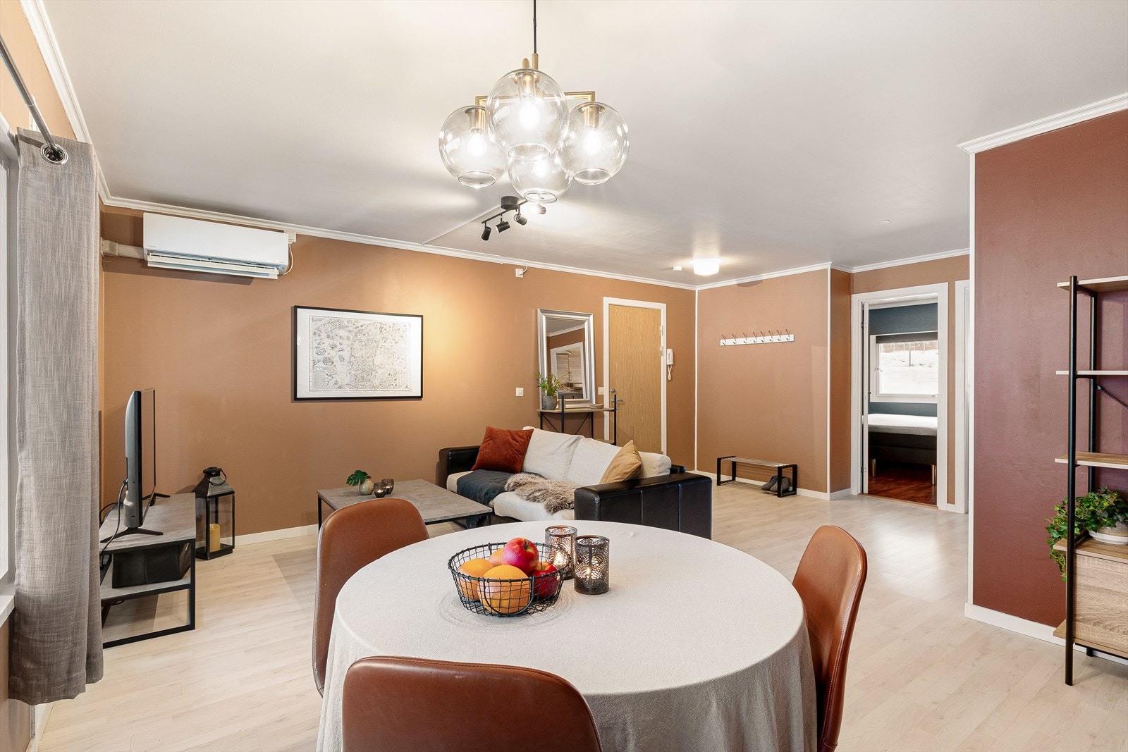 Lys og luftig stue med god plass til både stor sofagruppe og romslig spiseplass. Den åpne utformingen gir fleksible møbleringsmuligheter og skaper en naturlig samlingsplass for både hverdag og hyggelige selskaper. Galleribilde