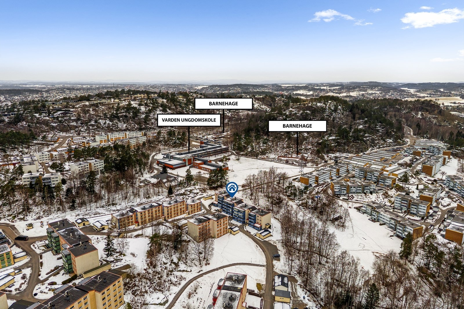 Leiligheten ligger i et attraktivt område med kort vei til både skoler, barnehager og flotte turområder. Her får du et trygt og familievennlig nærmiljø, kombinert med gode rekreasjonsmuligheter og tilgang til daglige fasiliteter i nærheten. Galleribilde